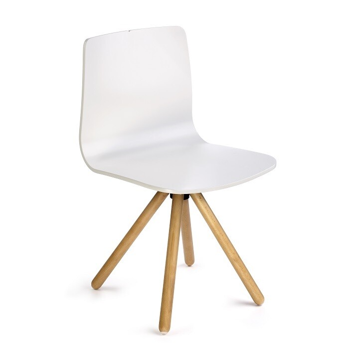 Silla Aitana carcasa madera lacada blanca con base piramidal madera.