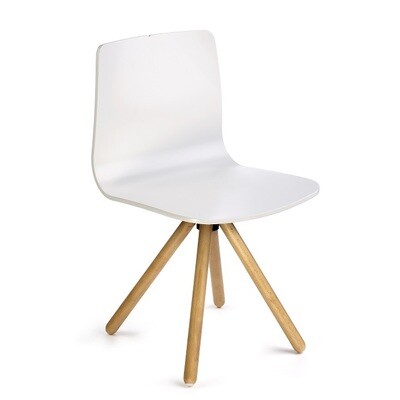 Silla Aitana carcasa madera lacada blanca con base piramidal madera.