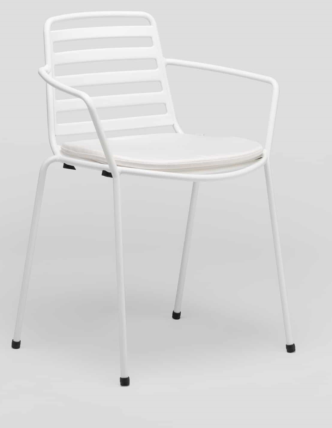 Silla Street de Enea con brazos y cojín color blanco.