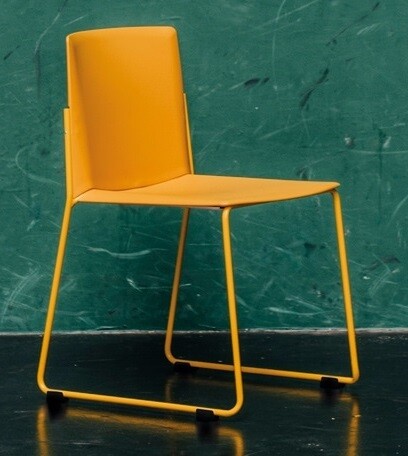 Silla Ema Patín de Enea con respaldo cerrado.