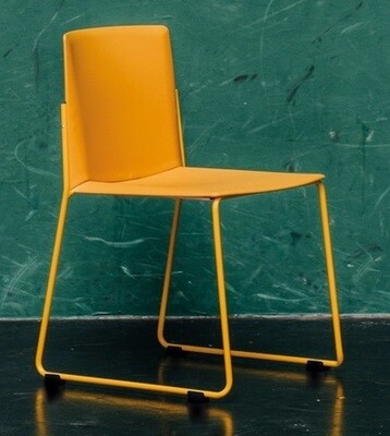 Silla Ema Patín de Enea con respaldo cerrado.