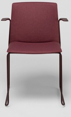Silla Ema patín de Enea con respaldo cerrado y brazos. Silla Ema patín de Enea con respaldo cerrado y brazos.