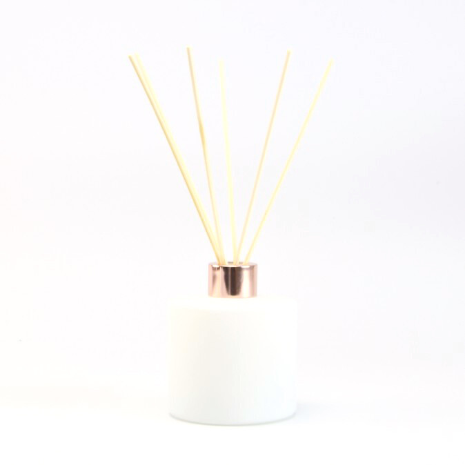 Set parfumfles cylinder wit met rose gold schroefdop + geurstokjes - 200 ml