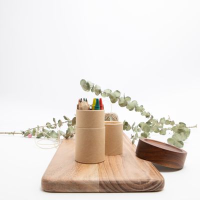 Koker met kleurpotloodjes. waskrijtjes en scherper