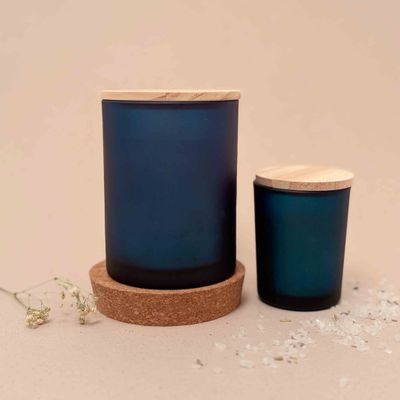 Geurkaarsje Met Houten Deksel Groot - Frosted Marineblauw