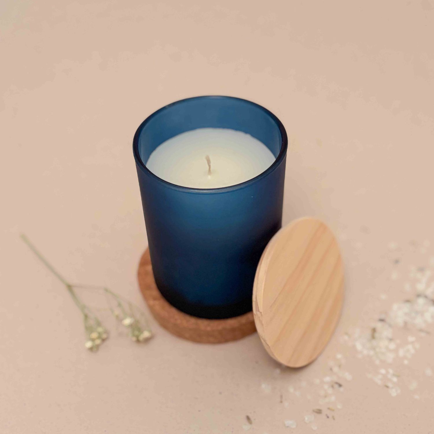 Geurkaarsje Met Houten Deksel Groot - Frosted Marineblauw