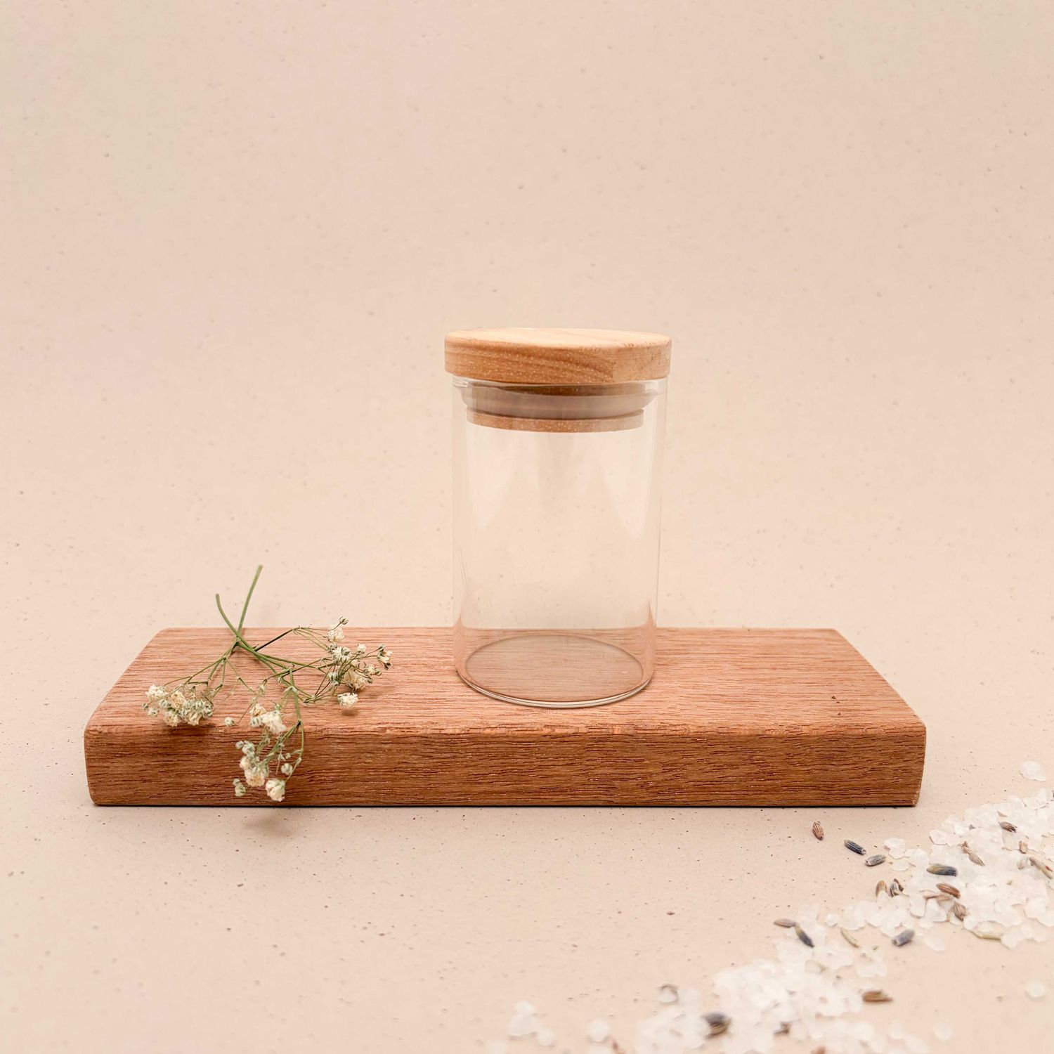 Glazen potje met houten deksel