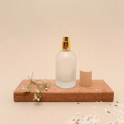 Roomspray flesje frosted met houten dop en gouden spray I 50 ml