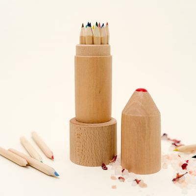 Kleurpotloodjes in houten potloodkoker