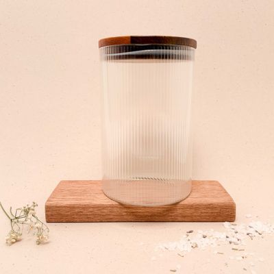 Glazen pot met ribbelen binnenin en acacia houten dop 800 ml