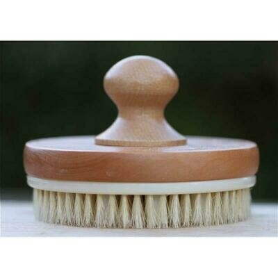 Een houten massageborstel met knop.