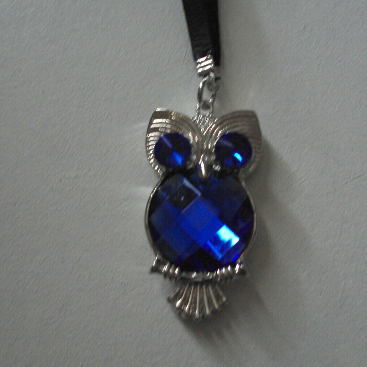 Porte-clés, motif hibou stylisé, en métal argent et cristal fantaisie bleu facetté, neuf