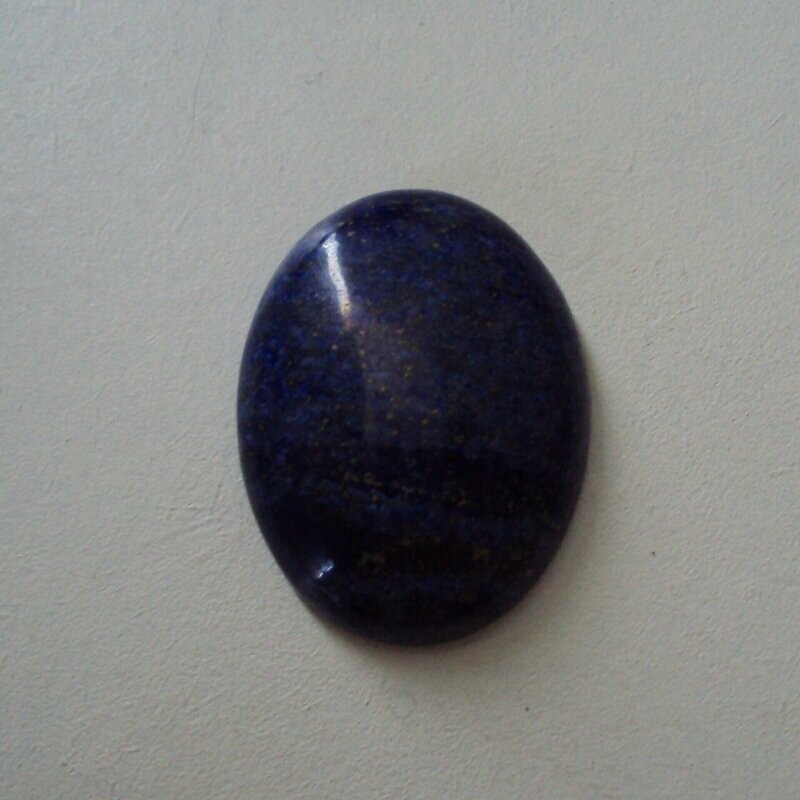 Presse papier ou figurine déco, handmade, en pierre fine naturelle  lapis lazuli, motif cabochon, neuf