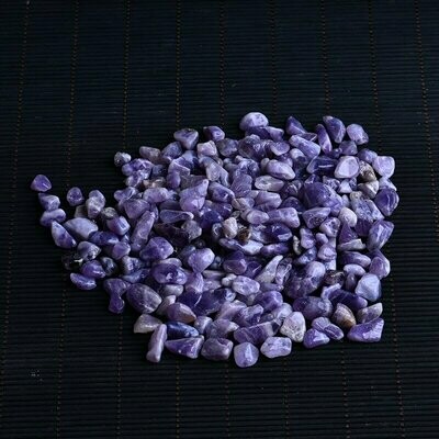 Petites pierres fines naturelles  en améthyste, de 4 à 6 mm, 50 gr, neuves