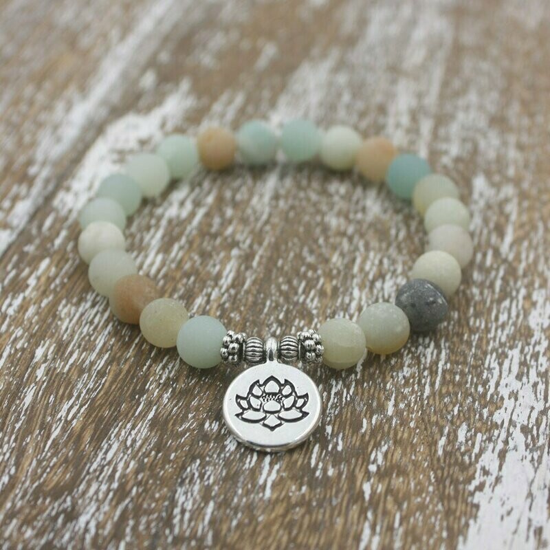 Bracelet handmade en pierre fine naturelle amazonite, perles de 8 mm, breloque métal fleur de lotus diam : 5,5 cm, neuf