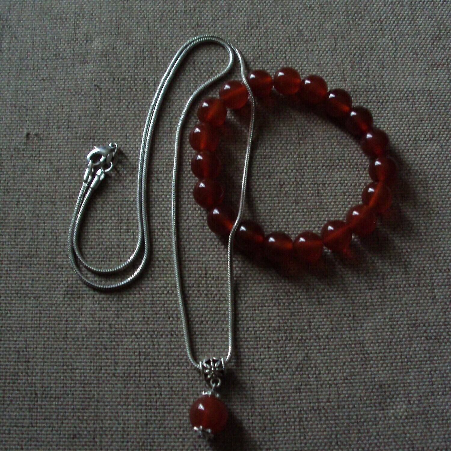 Set bracelet handmade en pierre fine naturelle agate rouge , perles de 1 cm, diam : 5,5 cm, et pendentif perle avec chaîne maille serpent, neuf