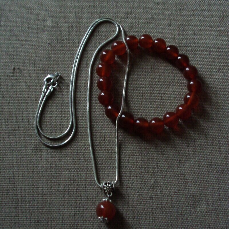 Set bracelet handmade en pierre fine naturelle agate rouge , perles de 1 cm, diam : 5,5 cm, et pendentif perle avec chaîne maille serpent, neuf Set bracelet handmade en pierre fine naturelle agate rouge , perles de 1 cm, diam : 5,5 cm, et pendentif perle avec chaîne maille serpent, neuf