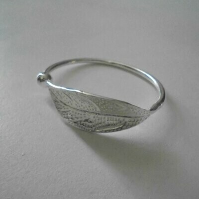 Bracelet modèle manchette, motif feuille, alliage cuivre/zinc finition argent sterling 925 rhodié, neuf