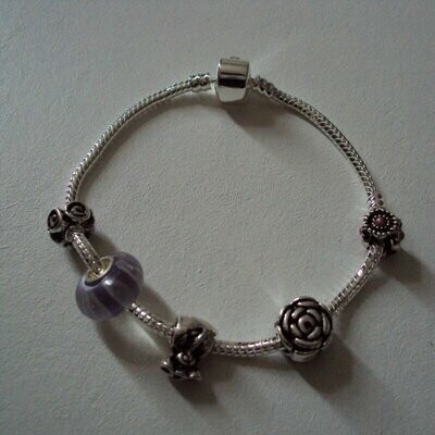 Bracelet modèle mailles serpent fines, avec charms-breloques  stylisés, plaqué argent sterling 925 rhodié, neuf