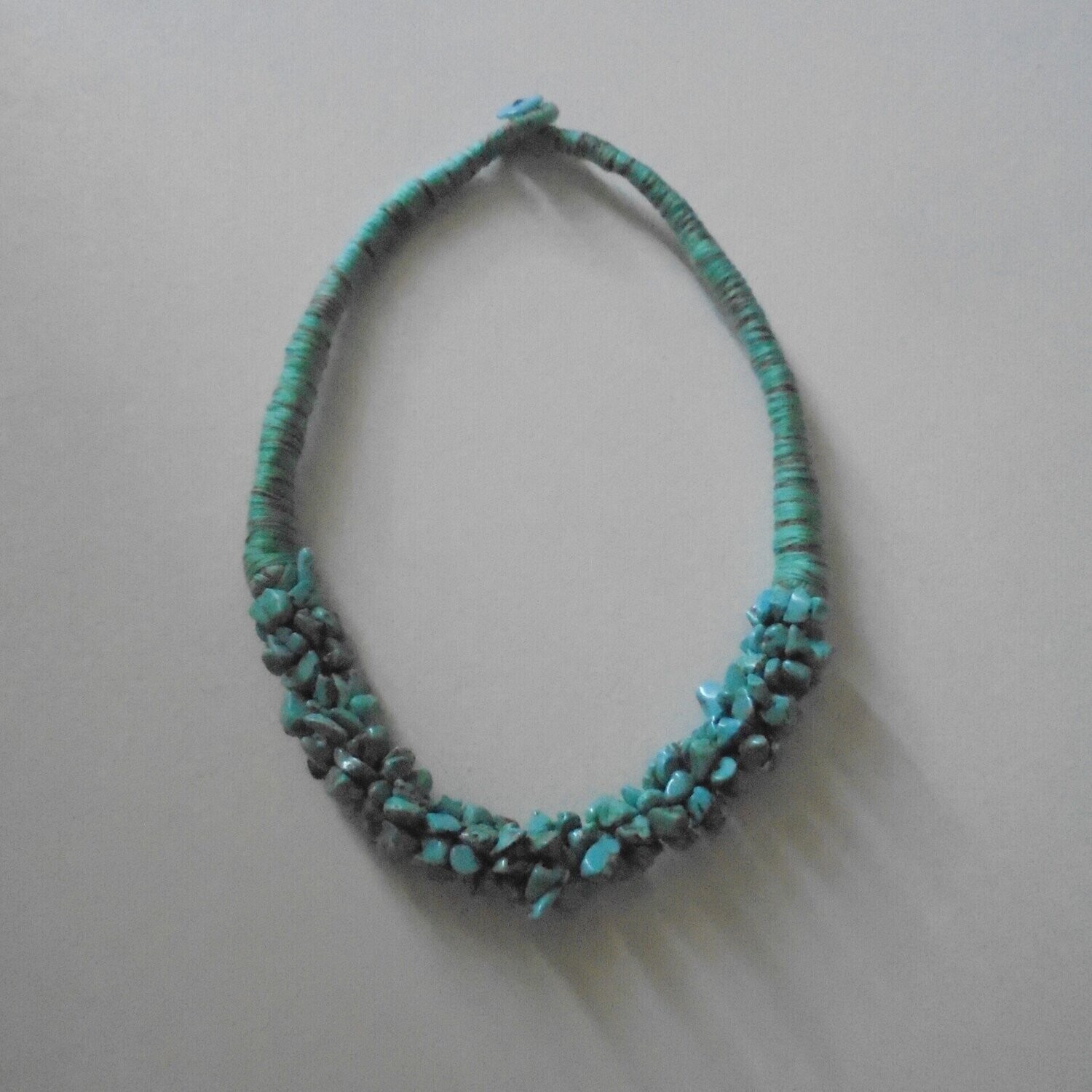 Collier multi-rangs, handmade, en pierre fine naturelle  turquoise, et en corde, 46 cm, neuf