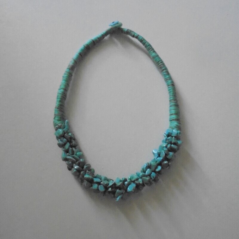 Collier multi-rangs, handmade, en pierre fine naturelle  turquoise, et en corde, 46 cm, neuf