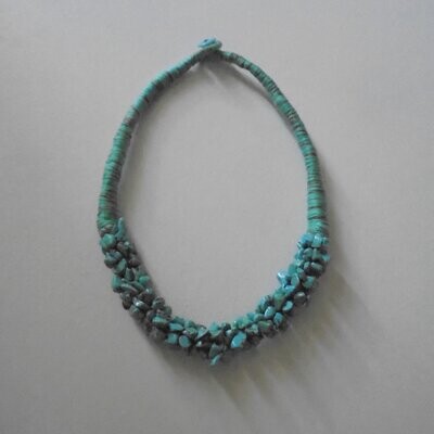 Collier multi-rangs, handmade, en pierre fine naturelle  turquoise, et en corde, 46 cm, neuf