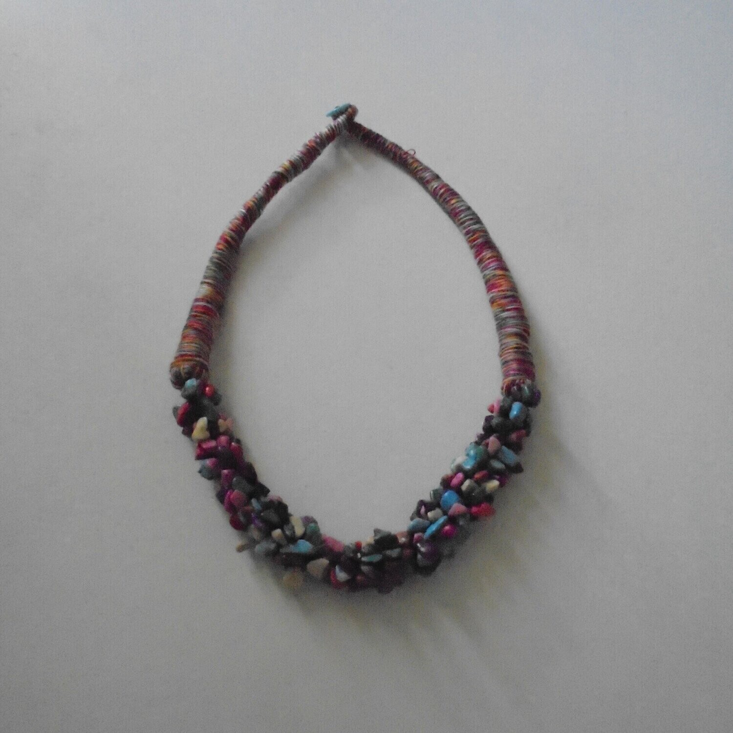 Collier multi-rangs, handmade, en pierre fine naturelle agate multi couleurs, et en corde, 46 cm, neuf