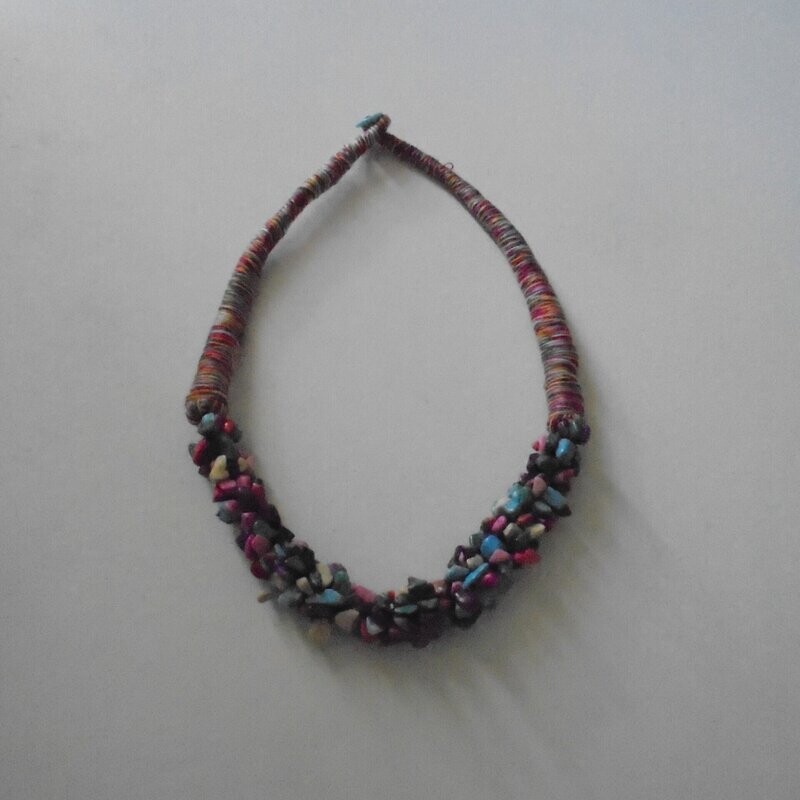 Collier multi-rangs, handmade, en pierre fine naturelle agate multi couleurs, et en corde, 46 cm, neuf