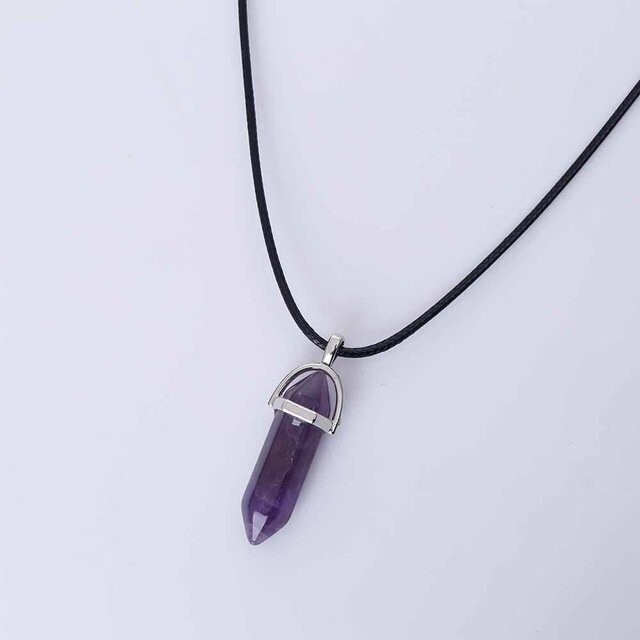 Pendentif motif colonne hexagone, handmade, en pierre fine naturelle améthyste, et chaîne cordon en coton ciré, 50 cm, neuf