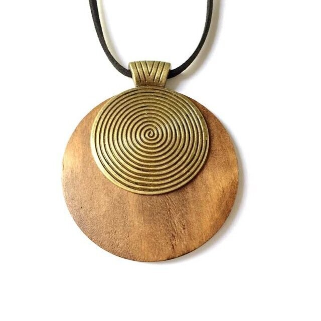 Pendentif motif spirale de vie en métal or antique, handmade, et chaîne cordon en cuir brun, longueur ajustable, neuf