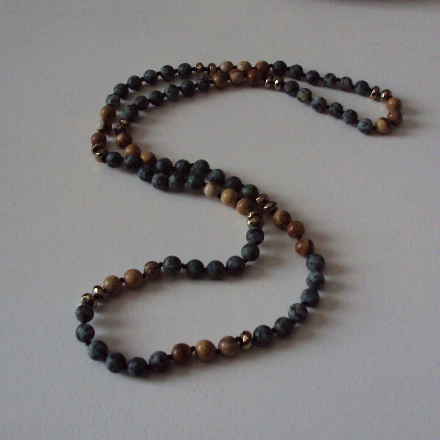 Collier sautoir natural chic, handmade en pierre fine naturelle turquoise africaine et jaspe paysage, perles de 8 mm, et perles fantaisie or, neuf