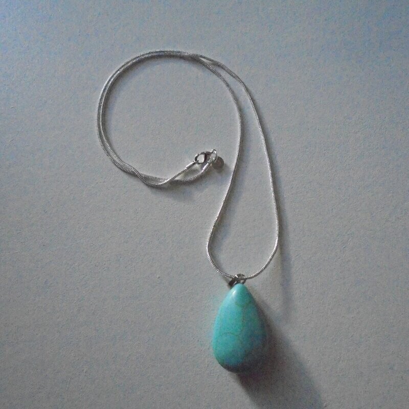 Pendentif motif goutte, handmade, en pierre fine naturelle  turquoise, et chaîne argent 50 cm, neuf