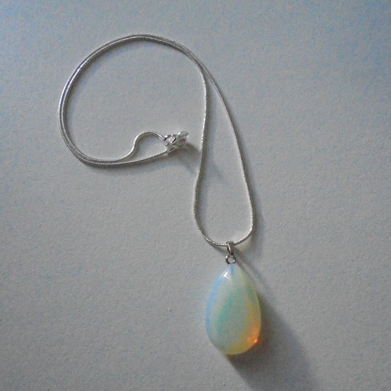 Pendentif motif goutte, handmade, en pierre fine naturelle  opale de mer, et chaîne argent 50 cm, neuf
-?  livraison gratuite -