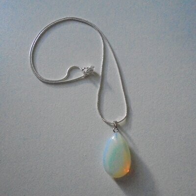 Pendentif motif goutte, handmade, en pierre fine naturelle  opale de mer, et chaîne argent 50 cm, neuf
-?  livraison gratuite -