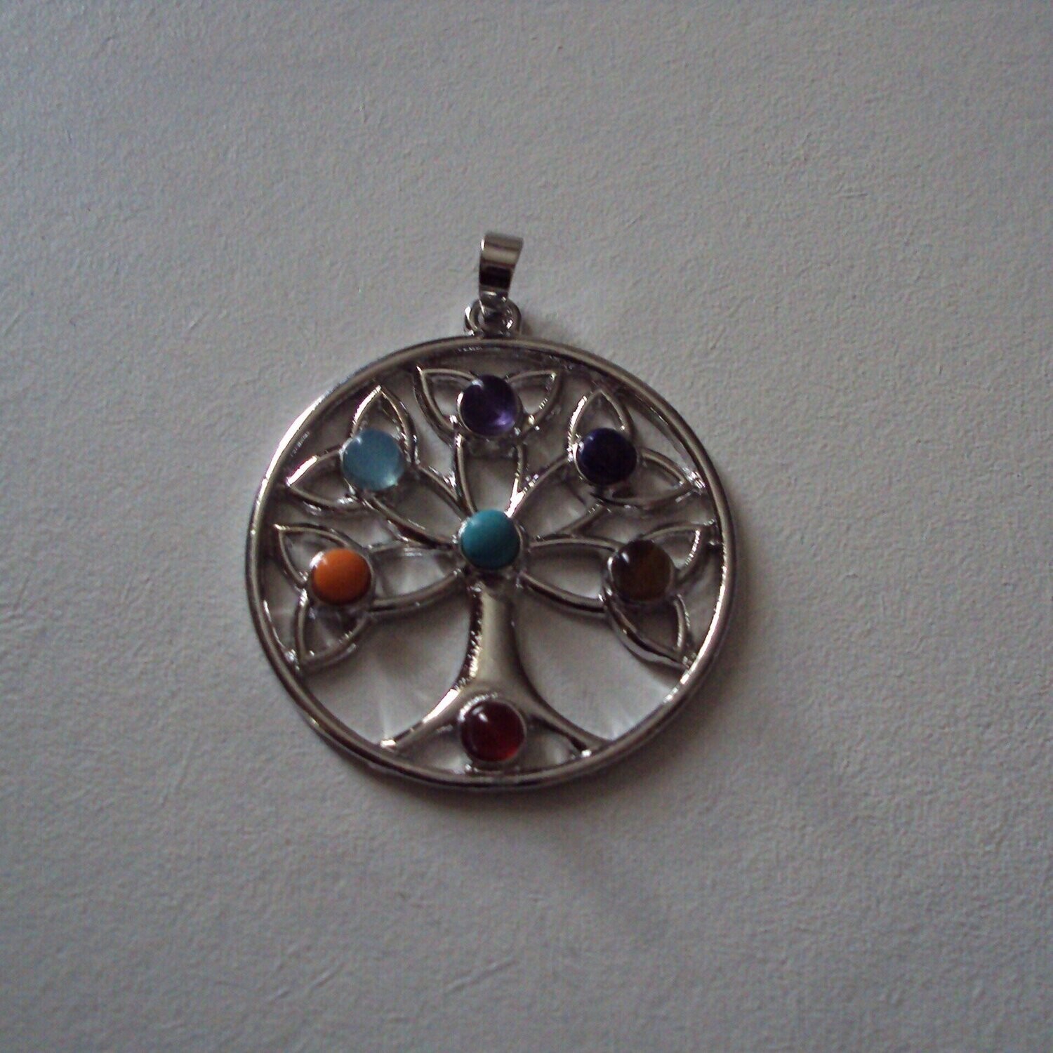 Pendentif d'harmonisation handmade en métal argent et pierres fines naturelles, 7 pierres, thème des 7 chakras, diam : 4 cm, neuf