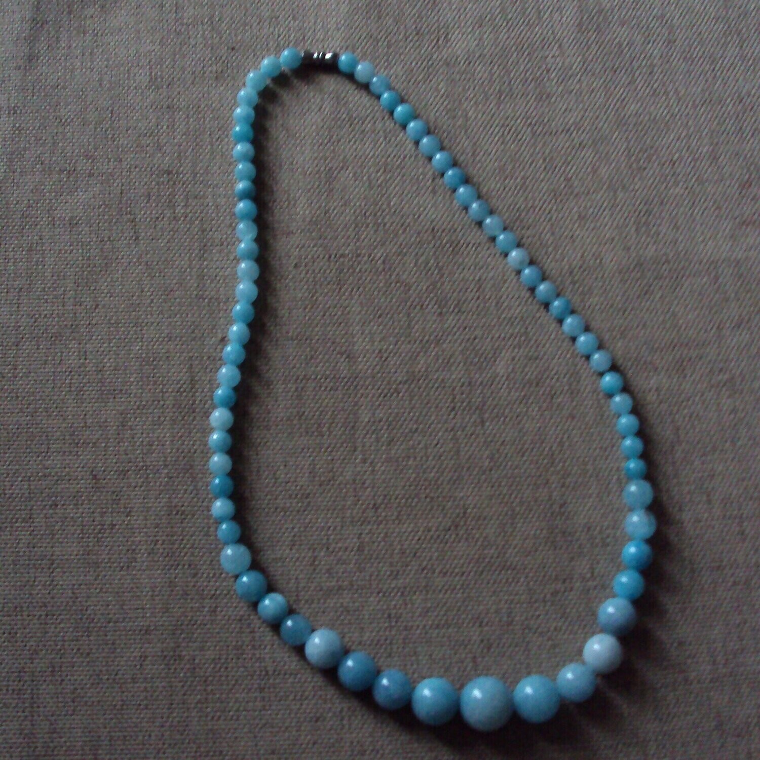 Collier natural chic,  handmade, en pierre fine naturelle jade bleue, perles de 14 mm à 6 mm, 45  cm, neuf
