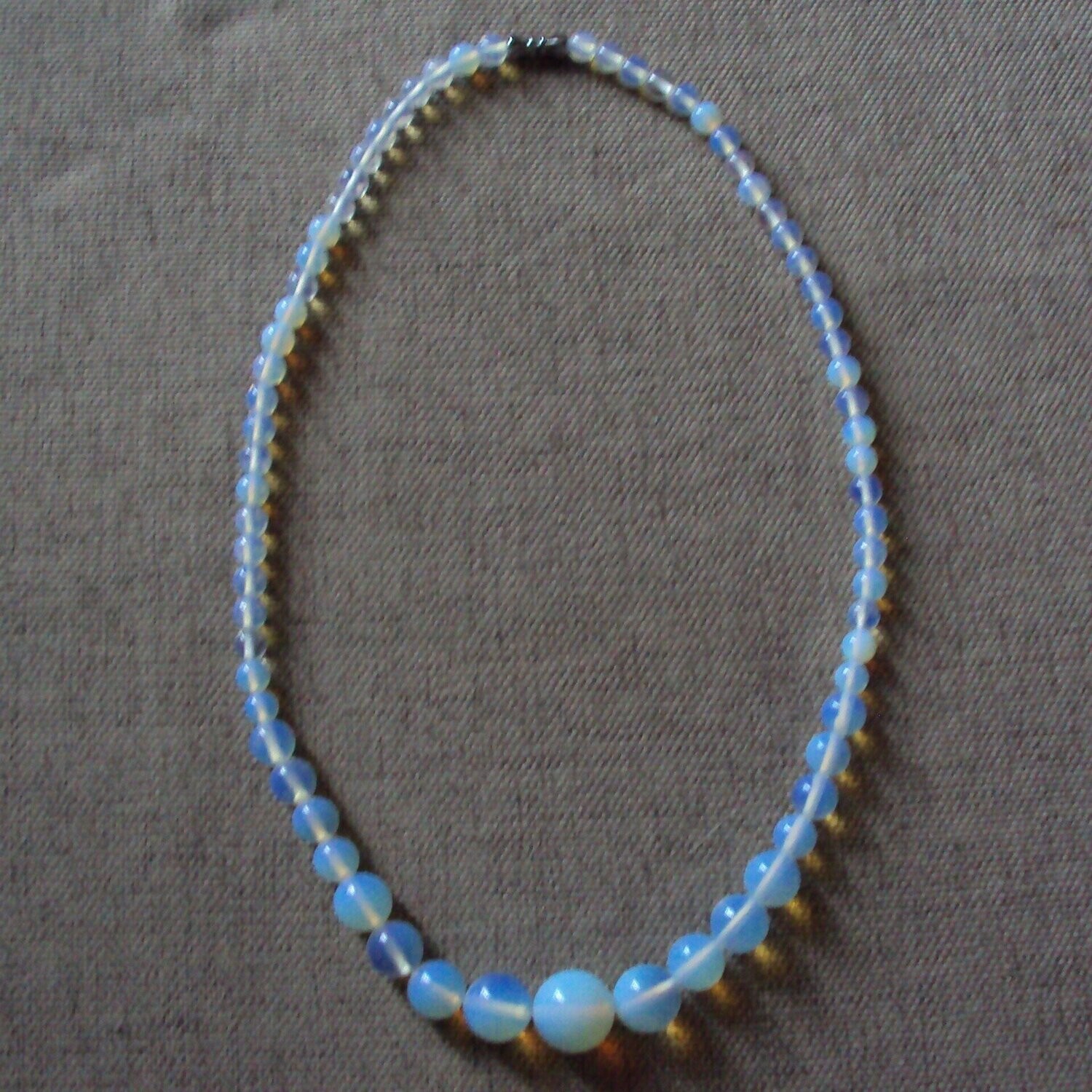 Collier natural chic,  handmade, en pierre fine naturelle opale de mer, perles de 14 mm à 6 mm, 45  cm, neuf
