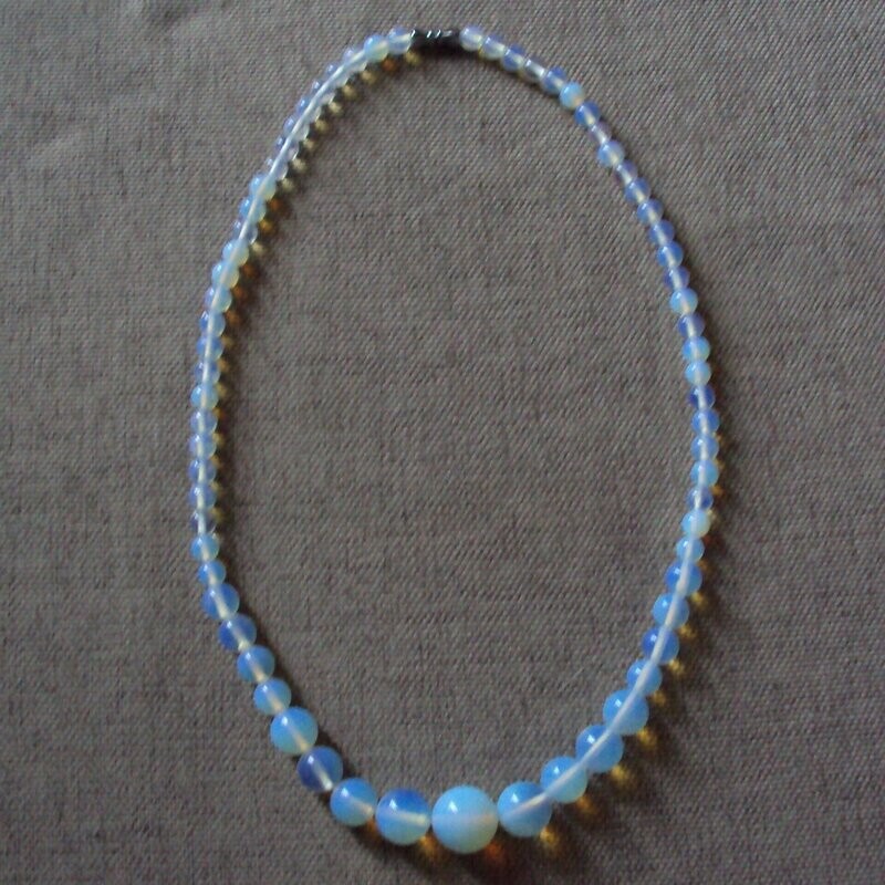 Collier natural chic,  handmade, en pierre fine naturelle opale de mer, perles de 14 mm à 6 mm, 45  cm, neuf