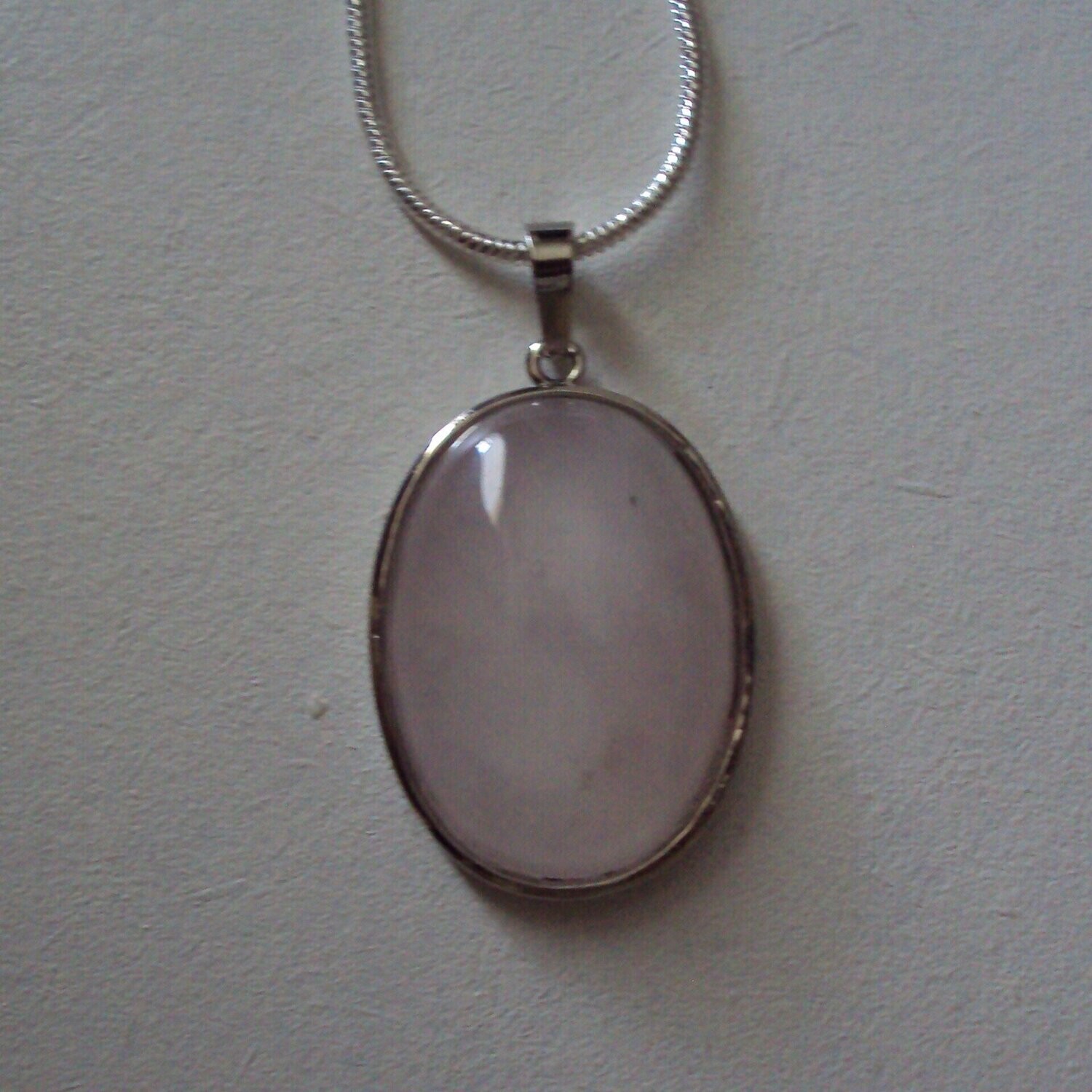 Pendentif cabochon, handmade, en pierre fine naturelle  quartz rose, et chaîne argent 60 cm, neuf