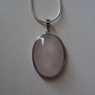 Pendentif cabochon, handmade, en pierre fine naturelle  quartz rose, et chaîne argent 60 cm, neuf