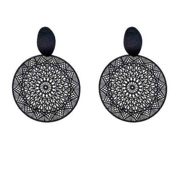 Boucles d'oreilles  motif mandala en pvc dur noir mat, neuves