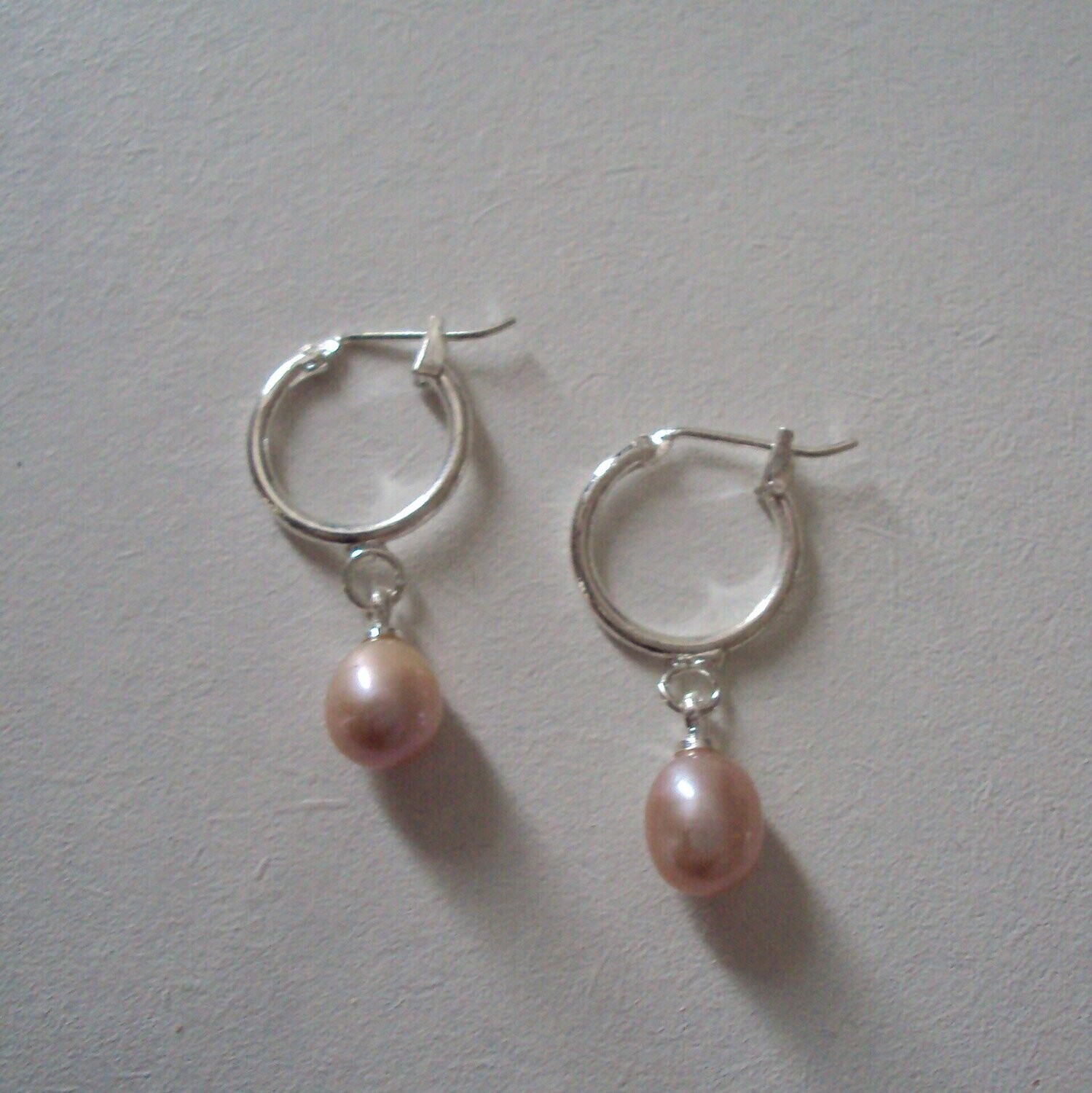 Boucles d'oreilles anneau, avec perles naturelles d'eau douce saumon nacré, neuves  - ?  livraison gratuite -