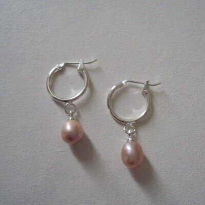 Boucles d'oreilles anneau, avec perles naturelles d'eau douce saumon nacré, neuves  - ?  livraison gratuite -