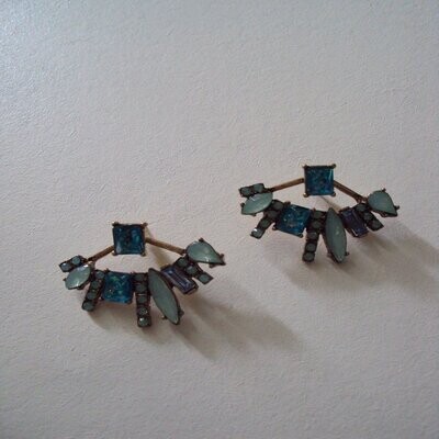 Boucles d'oreilles design créateur,  en cristal fantaisie  couleur bleu, motif végétal stylisé, support en cuivre, neuves  - ? livraison gratuite -