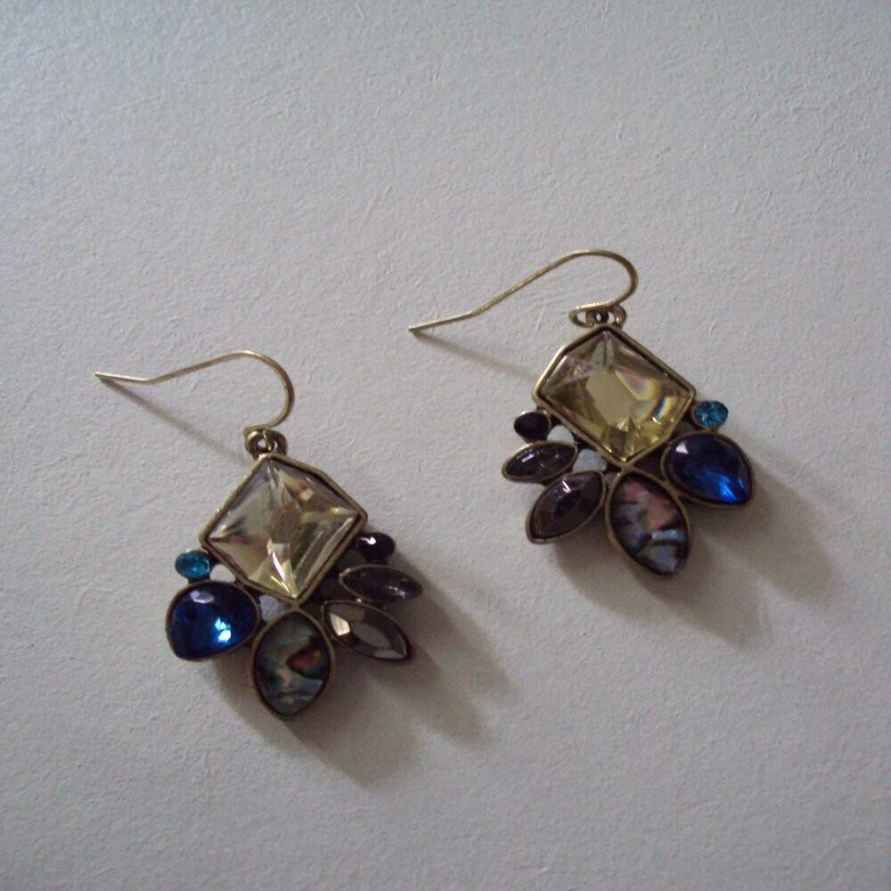 Boucles d'oreilles design créateur, 
en cristal fantaisie  couleur bleu, motif végétal stylisé, support en cuivre et zinc, neuves   - ?livraison gratuite -