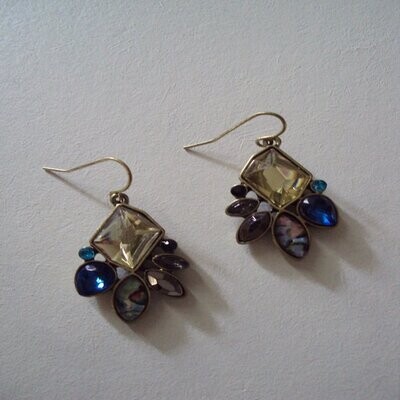 Boucles d'oreilles design créateur,
en cristal fantaisie couleur bleu, motif végétal stylisé, support en cuivre et zinc, neuves - ?livraison gratuite - Boucles d'oreilles design créateur,
en cristal fantaisie couleur bleu, motif végétal stylisé, support en cuivre et zinc, neuves - ?livraison gratuite -