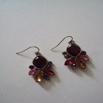 Boucles d'oreilles design créateur, 
en cristal fantaisie  couleur bleu, motif végétal stylisé, support en cuivre et zinc, neuves