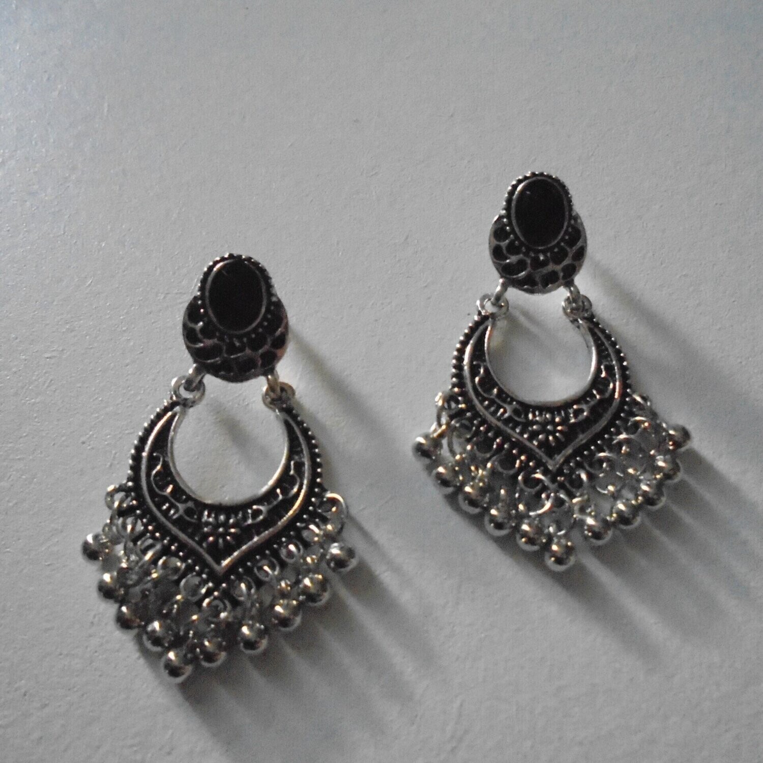 Boucles d'oreilles look retro hippie inde, motif stylisé en métal argent, neuves