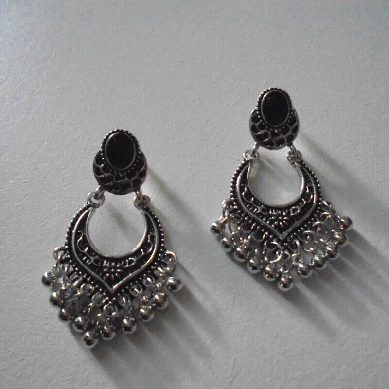 Boucles d'oreilles look retro hippie inde, motif stylisé en métal argent, neuves