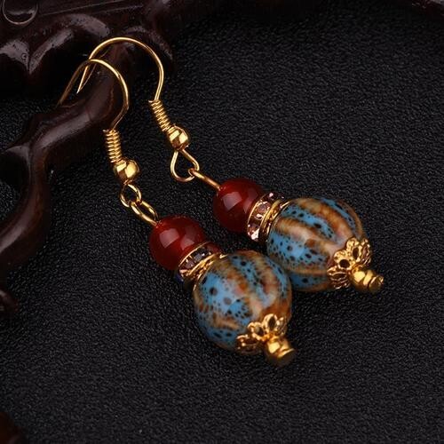 Boucles d'oreilles look rétro tibetain avec perles en pierre naturelle agate rouge, et perles en céramique, fermoir métal or, neuves